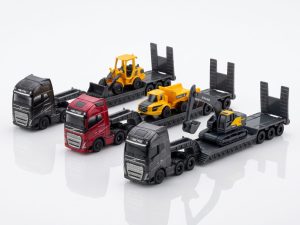 PACK TRIO CAMIONES VOLVO FH16 6×4 CAMA BAJA CON MAQUINARIA PESADA – MAISTO